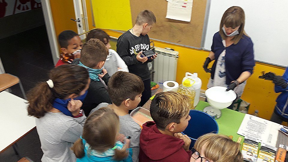 Els escolars de Guissona preparen sabó amb oli reciclat