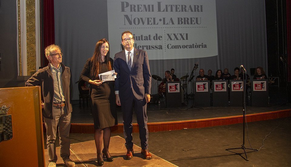 Marc Solsona lliura el premi a la guanyadora Ignacia Nacenta