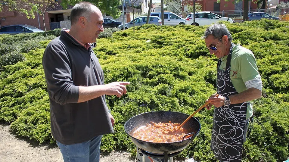 Els cuiners preparen les cassoles a la festa de Golmés