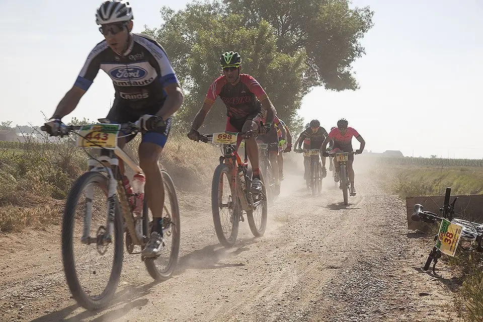 Els participants en la Marxa Catigat recorrent el circuit de 105 quilòmetres