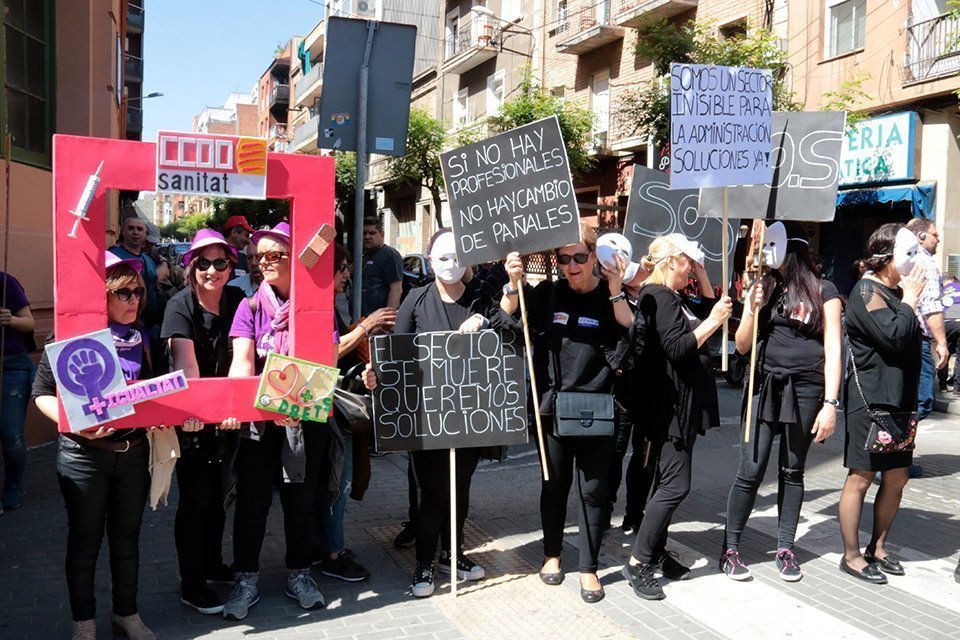Treballadores del sector de la geriatria mostrant les seves reivindicacions en la manifestació del Primer de Maig