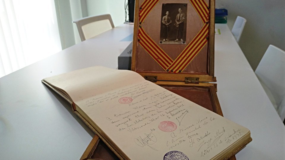 El llibre de dedicatòries al President Macià. (1)