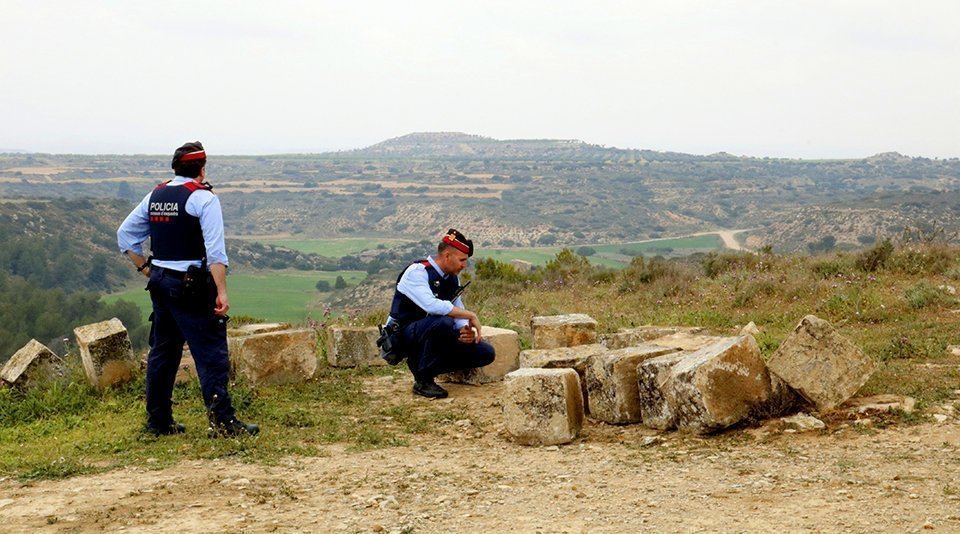 Els Mossos d'Esquadra analitzen les pedres de l'Arc d'Adà