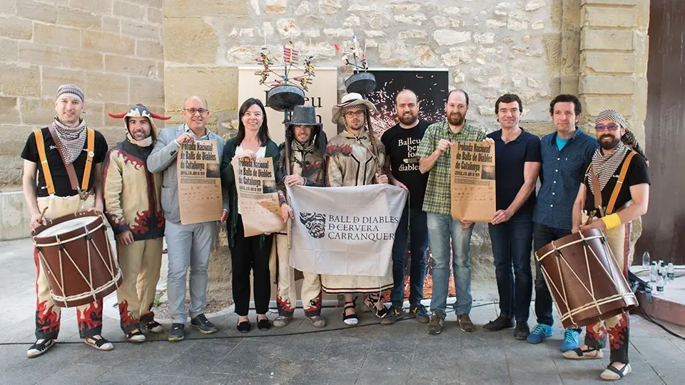 Autoritats i els membres del Diables  Els Carranquers - Foto Jordi Prat