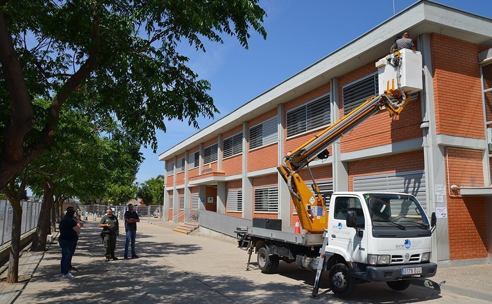 Els Agents Rurals inspeccionant la col·lonia de ratpenats en l&#39;escola Pompeu Fabra de Mollerussa