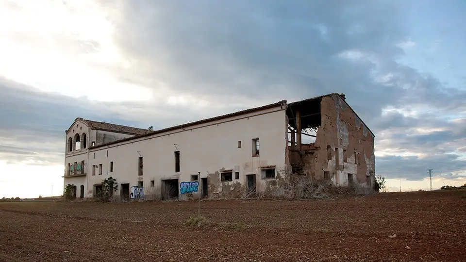 Imarge de la Torre del Gimferrer, entre conreus a Bell-lloc (1)