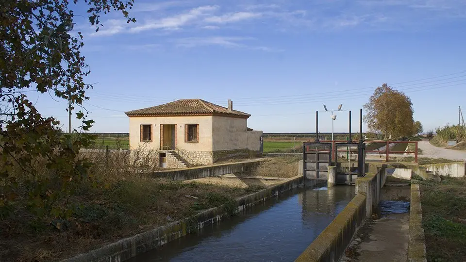 Encreuament de l'Auxiliar i una Caseta dels Guardes al fons.