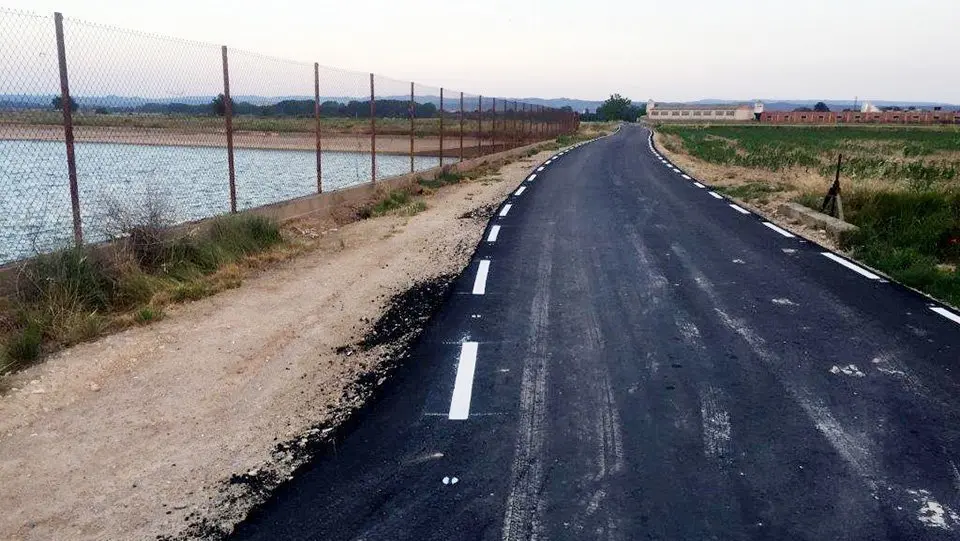 El camí que discorre fins al Dipòsit de la zona dels Plans de Torregrossa