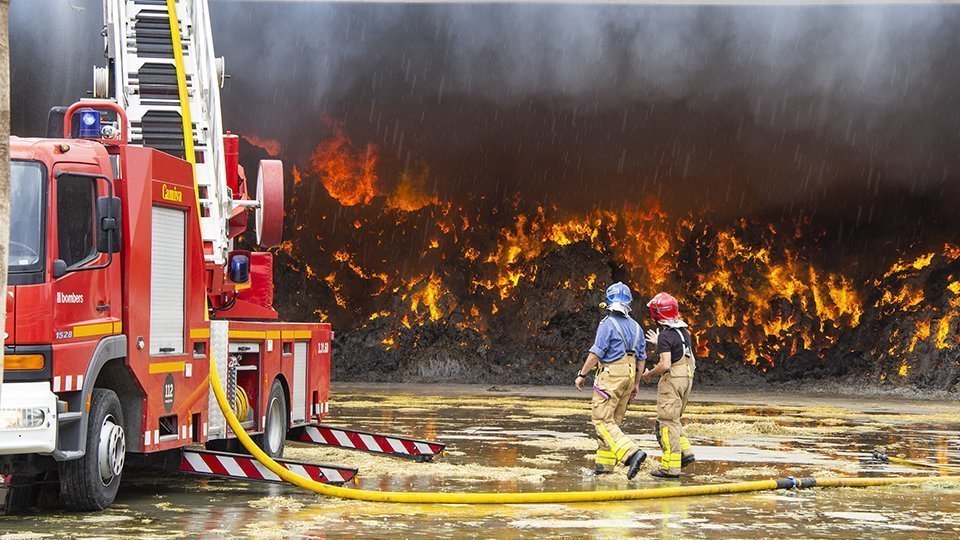 Els Bombers controlen l'incendi en el magatzem de farratges Nabau de Linyola