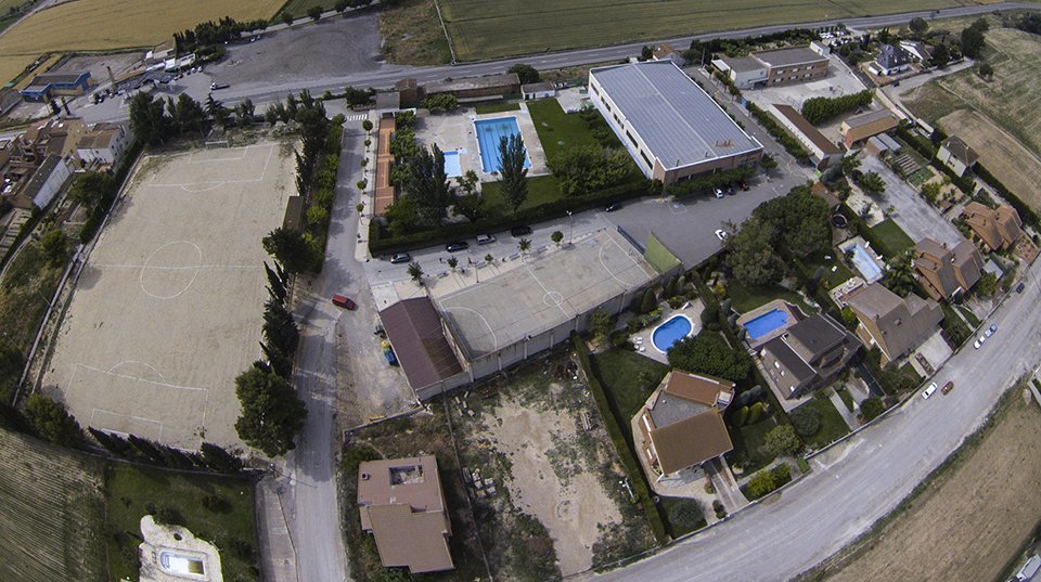 Imatge de la zona actual de l'escola, el pavelló poliesportiu i camp de futbol Bell-lloc