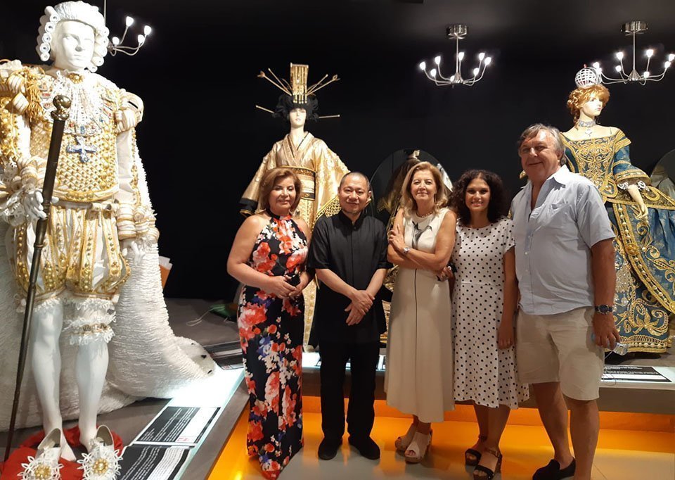 Visita delegació de la Xina al Museu de Vestits de Paper de Mollerussa