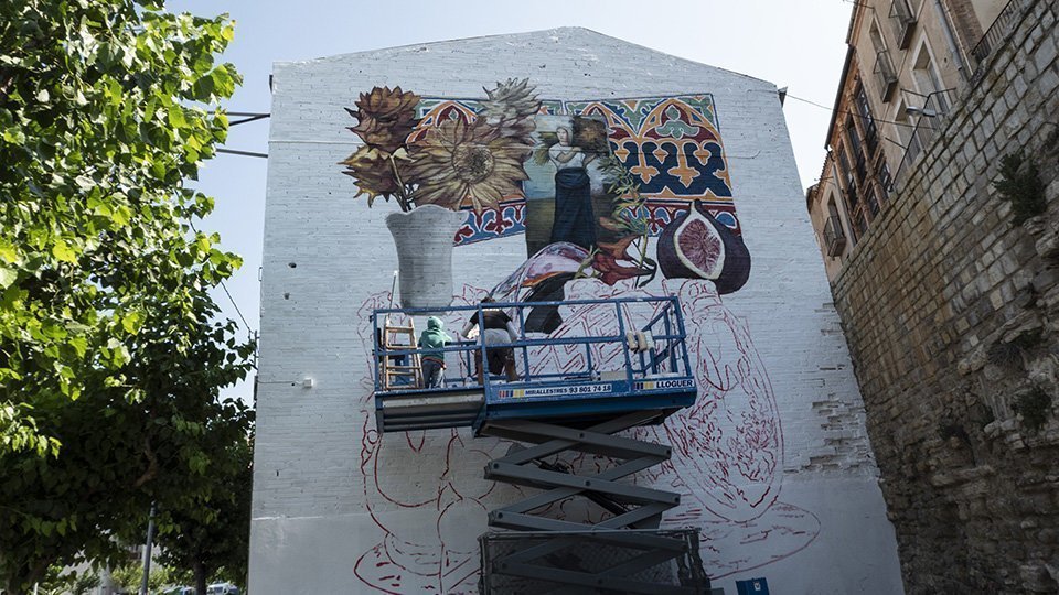 Nicolás Romero treballant en el mural a l&#39;avinguda Duran i Sanpere de Cervera