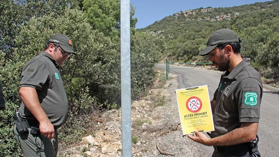 Efectius dels Agents Rurals a punt de col·locar un cartell ©Territoris