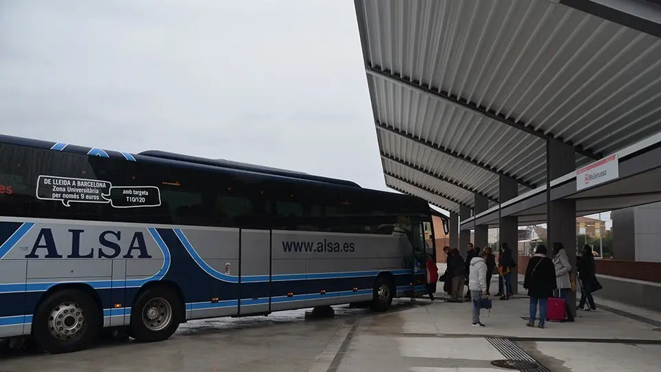 Autocars d&#39;Alsa en la parada d&#39;autobusos de Mollerussa