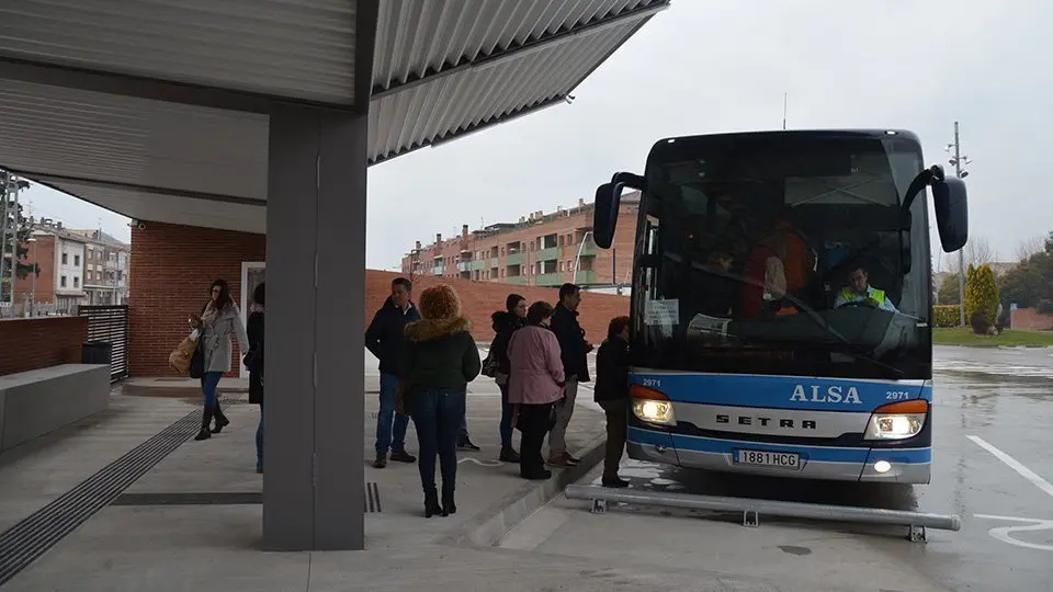 Autocars d&#39;Alsa en la parada d&#39;autobusos de Mollerussa