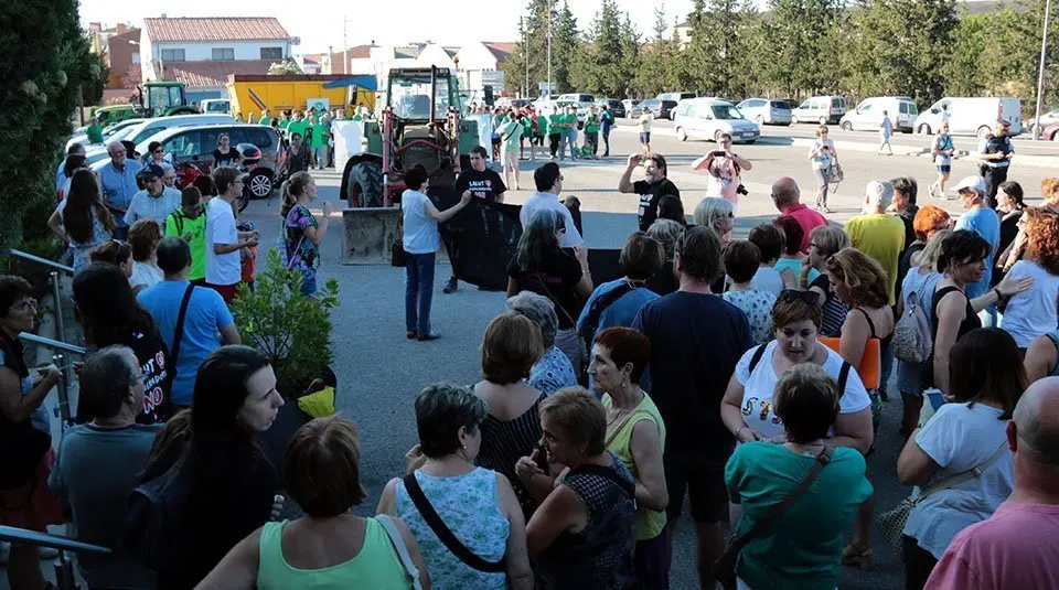 Protestes entre partidaris i detractors de Nova Tracjusa, davant del Consell Comarcal