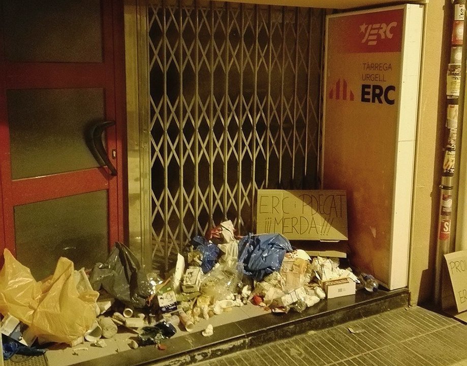 Escombraries davant la seu d&#39;ERC de Tàrrega