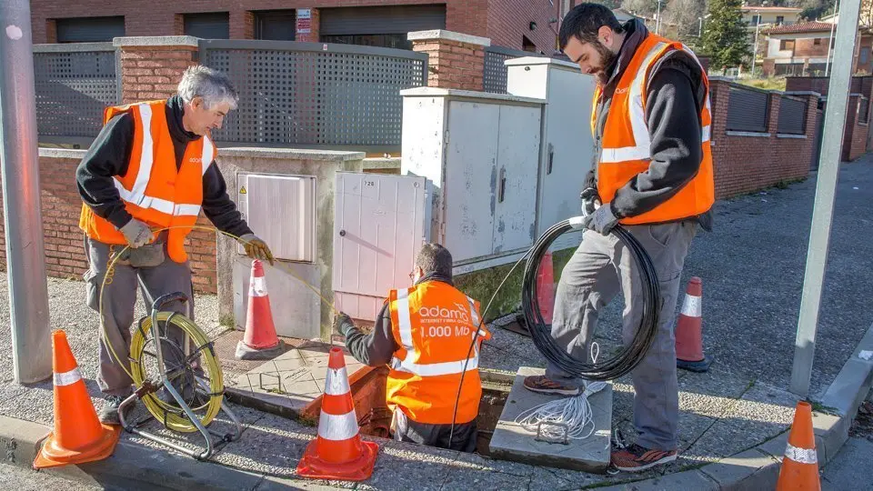 Els tècnics de l'operadora Adamo inicien els treballs a Castelnou de Seana