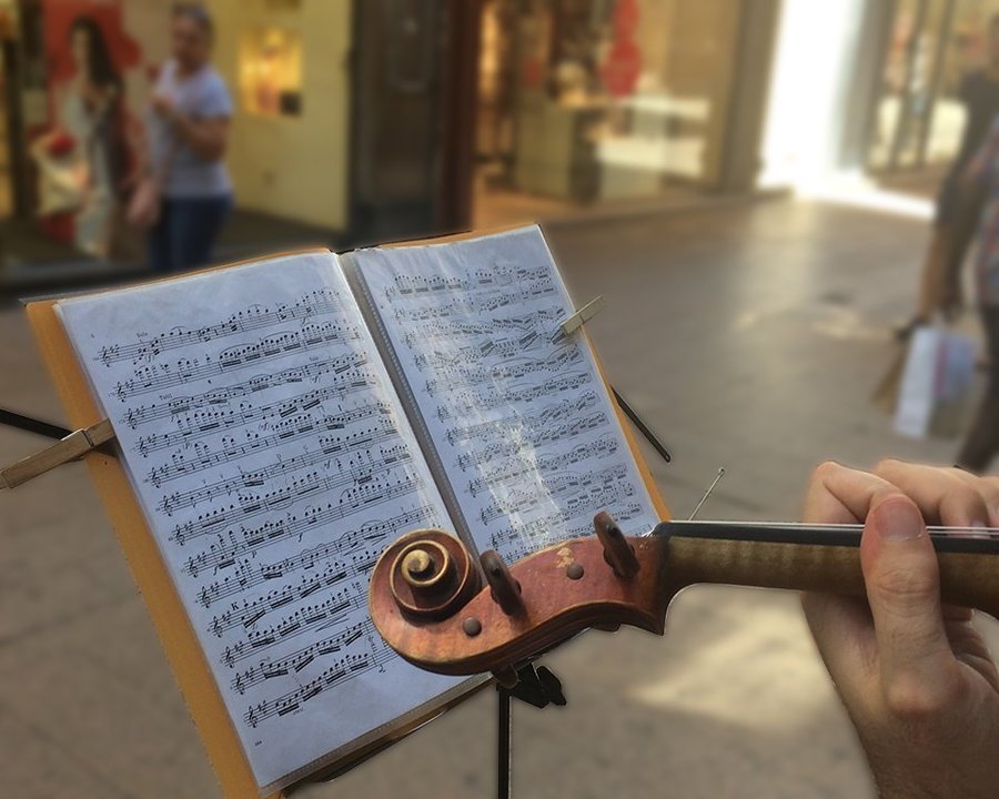La partitura d&#39;un violinista al carrer Major