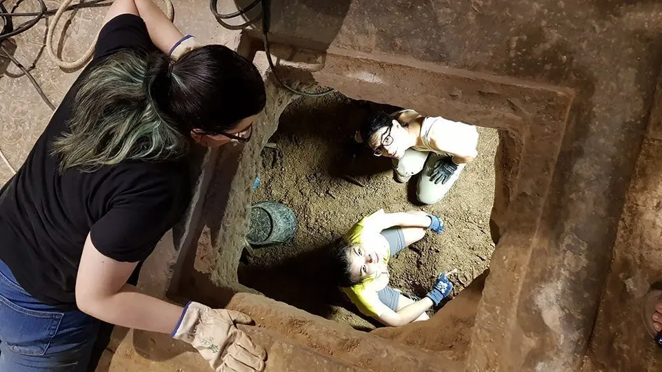 Laura, Marta i Aina treballen en les sitges de l'esglèsia de Linyola