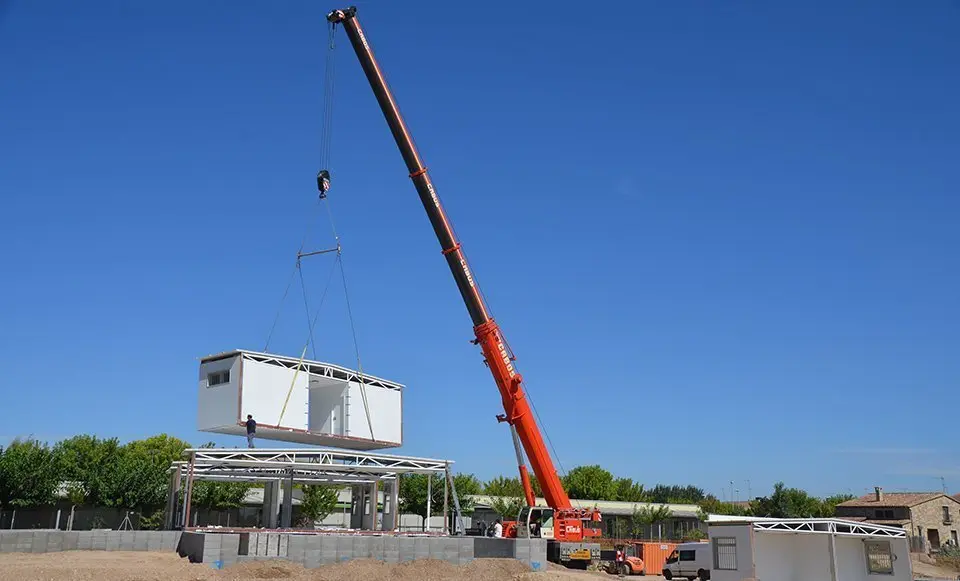 Les grues col·loquen les primeres unitats del nou institut de Mollerussa 1