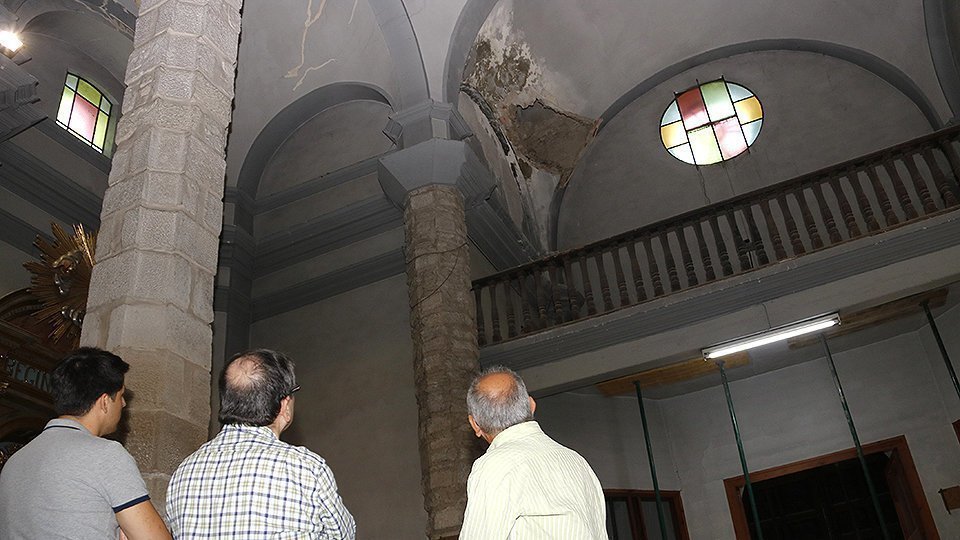 Tècnics observant la part esfondrada del fals sostre de l&#39;església del Palau d&#39;Anglesola