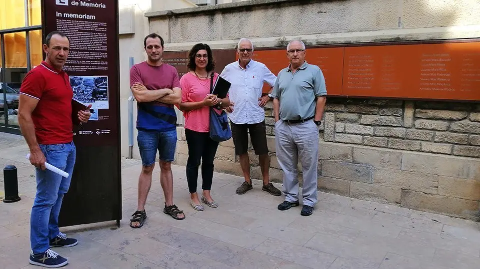 Núria Armentano, va visitar el cementiri de Linyola amb els membres de Mascançà