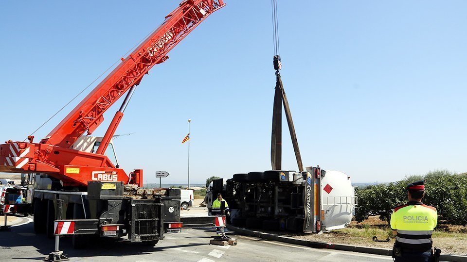 Una grua l&#39;aixeca la cisterna del camió accidentat a Alguaire
