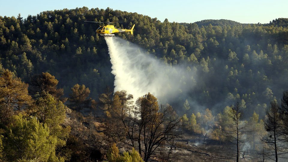Helicòpter deixant anar la càrrega d&#39;aigua en l&#39;incendi a Cervià de les Garrigues