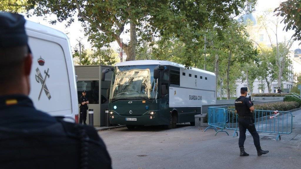 L&#39;autocar de la Guàrdia Civil amb els set CDR acusats de terrorisme direcció cap a Soto del Real - ACN