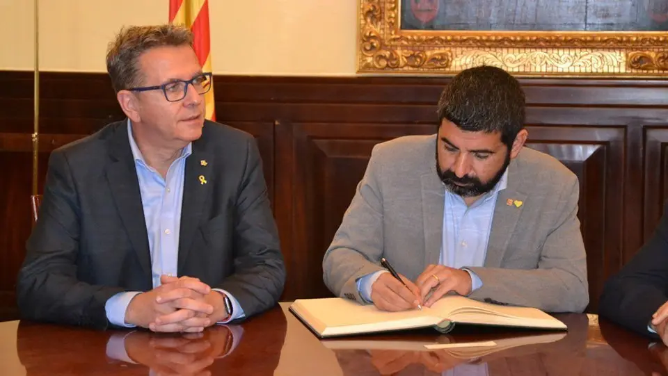 Pla mitjà del conseller de Treball, Afers Socials i Família, Chakir el Homrani, signant el llibre d'Honor de la Diputació de Lleida al costat del seu president, Joan Talarn. Imatge facilitada per la Diputació de Lleida el 3 d'octubre de 2019 (Horitzontal)