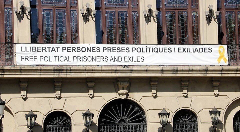 Pla mitjà on es pot veure la pancarta de suport als polítics independentistes empresonats i als exiliats que penja a la façana de la Paeria, el 2 d'octubre de 2019. (Horitzontal)