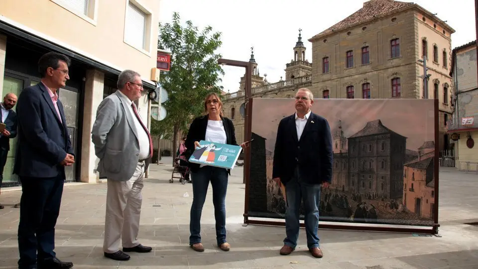 Presentació de l'app 'A peu de museu', al davant de la Universitat de Cervera 1