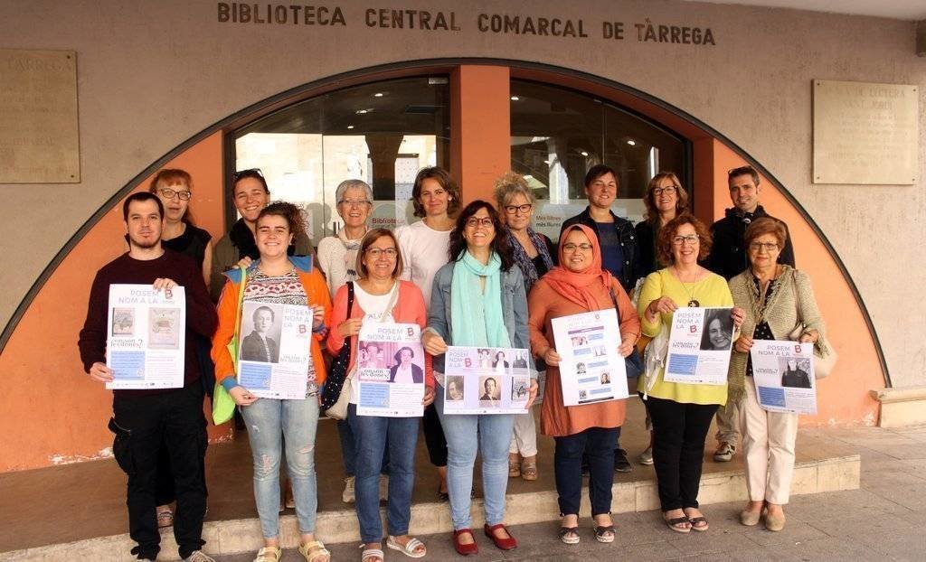 Representants de les entitats promotores del procés participatiu amb l&#39;alcaldessa de Tàrrega, Alba Pijuan, davant la biblioteca comarcal - ACN