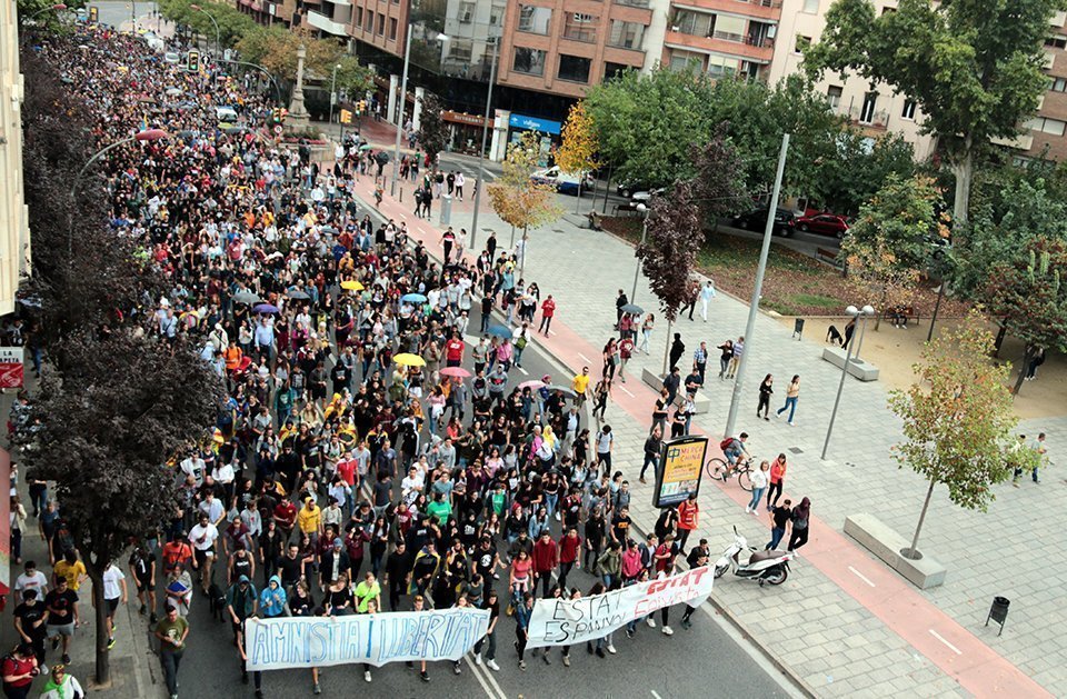 Vista aèria de la manifestació de Lleida de rebuig a la sentència del Suprem, el 14 d'octubre del 2019. (Horitzontal)