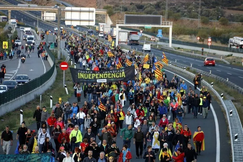 Pla mitjà on es poden veure participants a la Marxa per la Llibertat que ha sortit de Tàrrega, a l&#39;A-2, a l&#39;alçada de Fonolleres, el 16 d&#39;octubre de 2019. (Horitzontal)