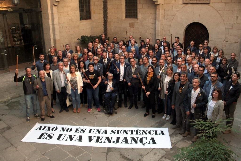 Pla general d'alcaldes i regidors lleidatans que han volgut fer visible el seu rebuig a la sentència del Suprem contra els líders independentistes. Imatge del 15 d'octubre del 2019. (Horitzontal)