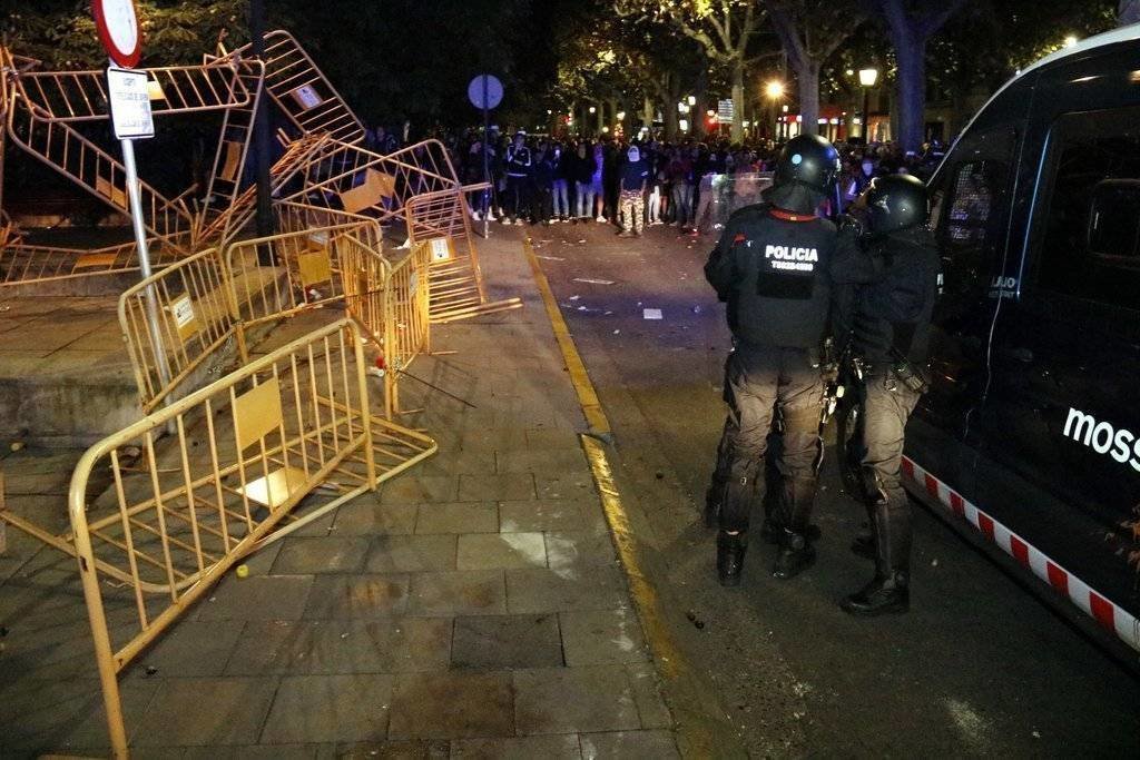 Pla general on es poden veure mossos antidisturvis al davant de manifestants a l'alçada de la subdelegació del govern espanyol a Lleida, el 15 d'octubre de 2019. (Horitzontal)