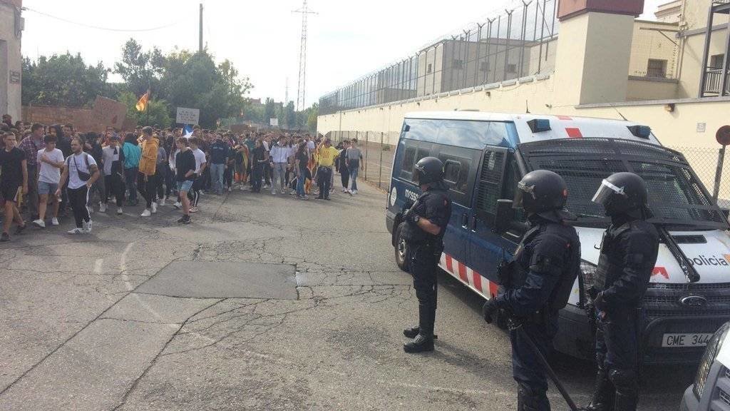 La concentració a les portes de la presó de Lleida, amb les Mossos d&#39;Esquadra - Josep A. Pérez