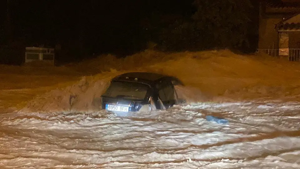 Un vehicle arrossegat per l'aigua a Arbeca