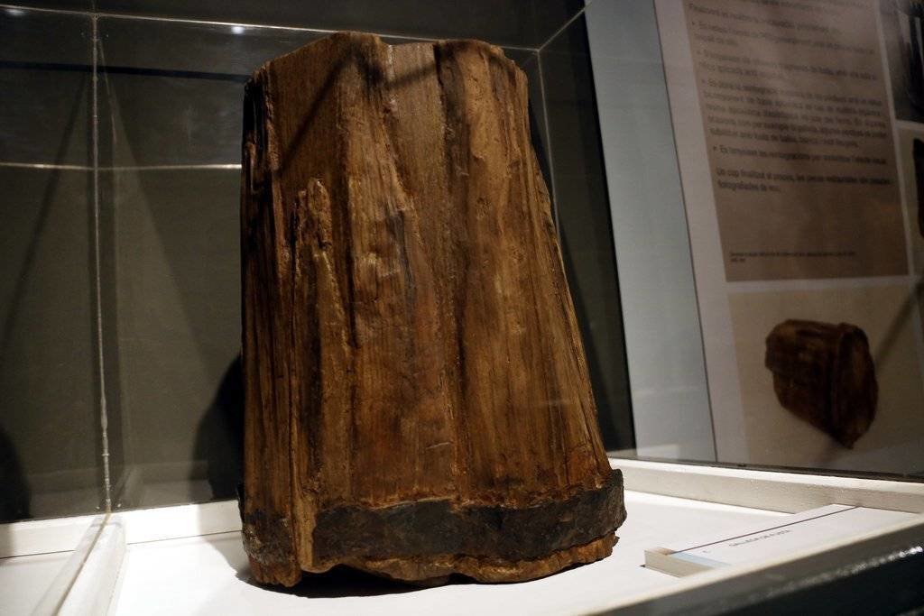 Pla mitjà on es pot veure la galleda de fusta restaurada i exposada al Museu de Guissona, que es va trobar en un pou de l'antiga Iesso, submergida des de fa més de 2.000 anys, l'11 d'octubre de 2019. (Horitzontal)