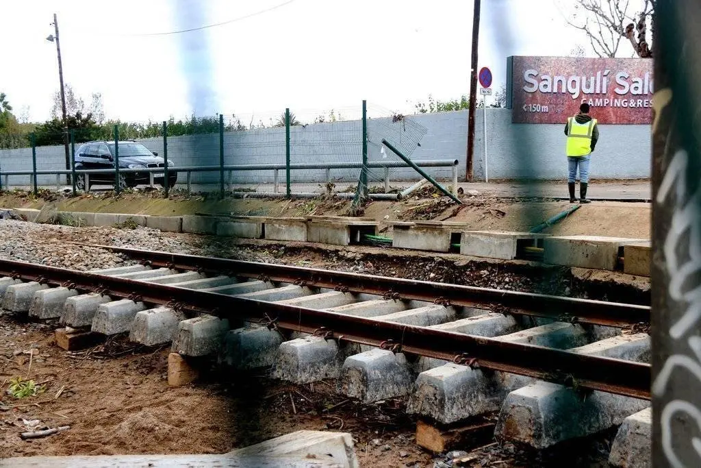 Pla general de les vies del tren a Salou afectades per roques i branques després de la riada. Imatge del 23 d'octubre del 2019 (horitzontal)