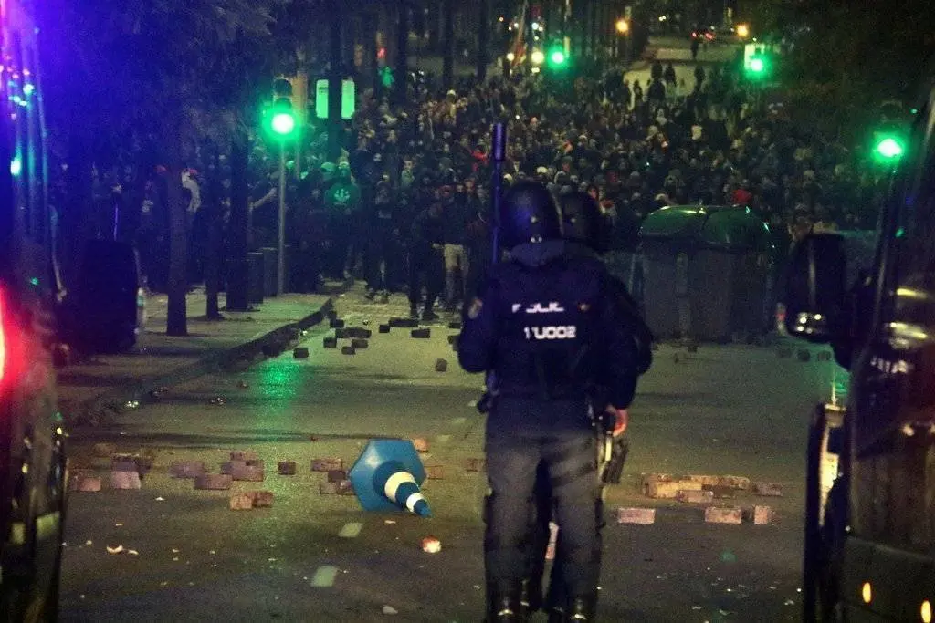 Antiavalots de la policia espanyola observant els manifestants, a l'avinguda de Blondel de Lleida, el 16 d'octubre del 2019. (Horitzontal)