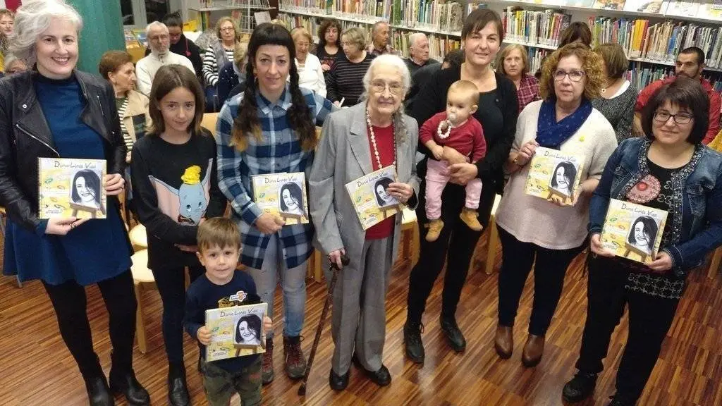 La regidora d’Igualtat, Assumpta Pijuan Tarragó; les autores Maria Roser Oliva Llobet i Mireya González Escolà; la coordinadora d’Igualtat, Mireia Fontanet Viladot; la mare de la Dúnia, Josefina Vidal Morera; i altres familiars i convidats -  Ajuntament de Tàrrega