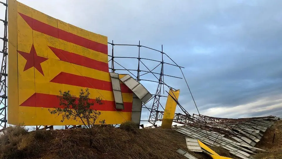 Estat en el qual ha quedat la pancarta a Bellpuig