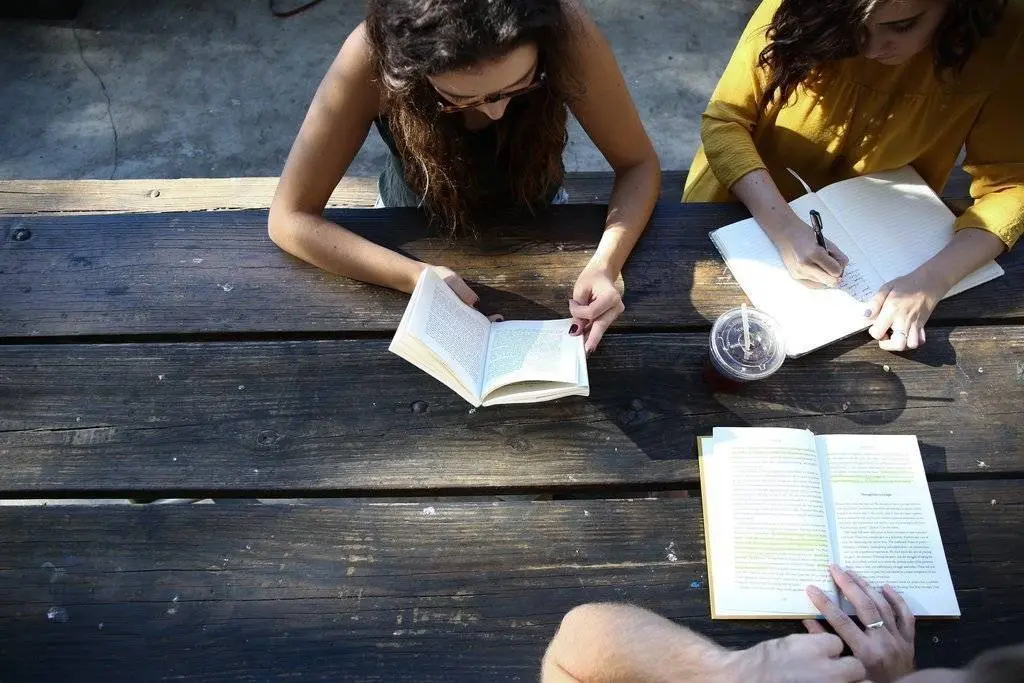 grup associació activitats lectura llibres oci unsplash