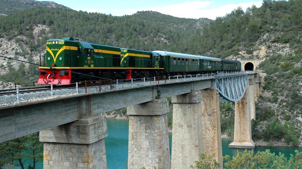 El Tren dels Llacs històric, en el trajecte entre Lleida i la Pobla de Segur