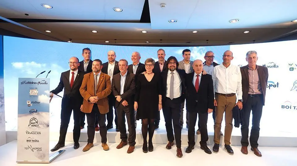 El president de Ferrocarrils de la Generalitat, Ricard Font, amb els directors de les cinc estacions