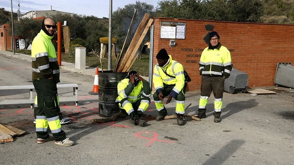 Treballadors de l&#39;empresa de recollida d&#39;escombraries bloquejant l&#39;accés a la deixalleria