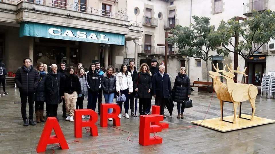 Els alumnes de l&#39;escola Leandre Cristòfol de Lleida al costat d&#39;una de les obres del projecte &#39;Artèria&#39;